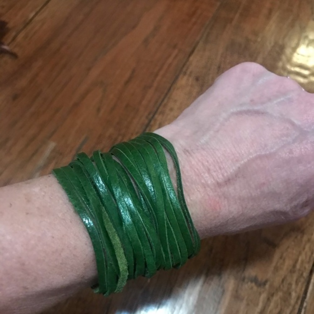 Super fun and unique bracelet 💚 cute & comfy!!